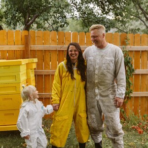 -family%20by%20the%20fence%20hives-03-2021-300?v=1