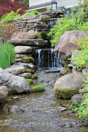 The beautiful grounds of Lookout Point Lakeside Inn.