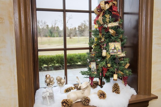These cozy festive vignettes are perfect! A mini tree and pinecones on the window ledge are all you need for instant holiday cheer.