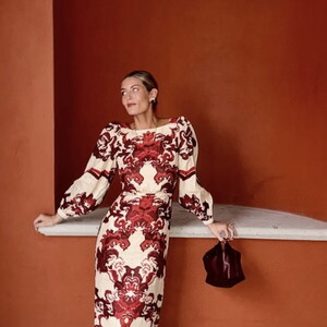 A fabulous dress I was able to shoot while in Mexico. I pulled on the cream base for the shoes and then paired the look with maroon hues for the bag. 