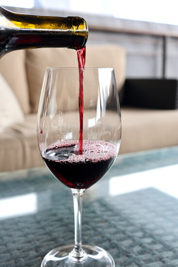 DAOU wine pour.