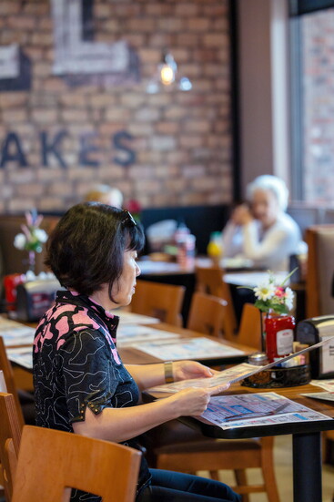Diners at Box Hill Pizzeria & Crab cakes. Photo Credit: Kerry Paradis Photography