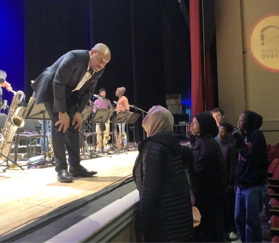 Portland Community Squash chat with band leader Wynton Marsalis before Jazz at Lincoln Center Orchestra. Photo courtesy of Portland Ovations.