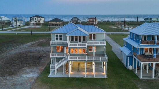 Custom homes feature expansive lots, private views, thoughtful design for families.