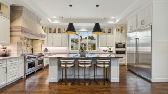 Gorgeous fully stocked kitchen