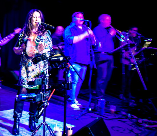 North Shore Editor Cat Rolfes and Groove X band entertain guests