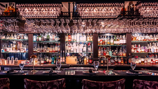 Amore’s fully stocked bar offers top-shelf selections and refined service.