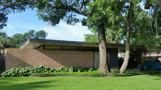 Steve Curry ’ s Braeswood Place home – called the Bendit House – was designed by architect Lars Bang.