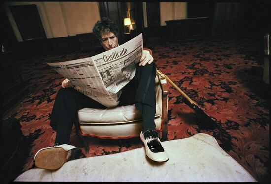 Bob Dylan pretending to look for a job