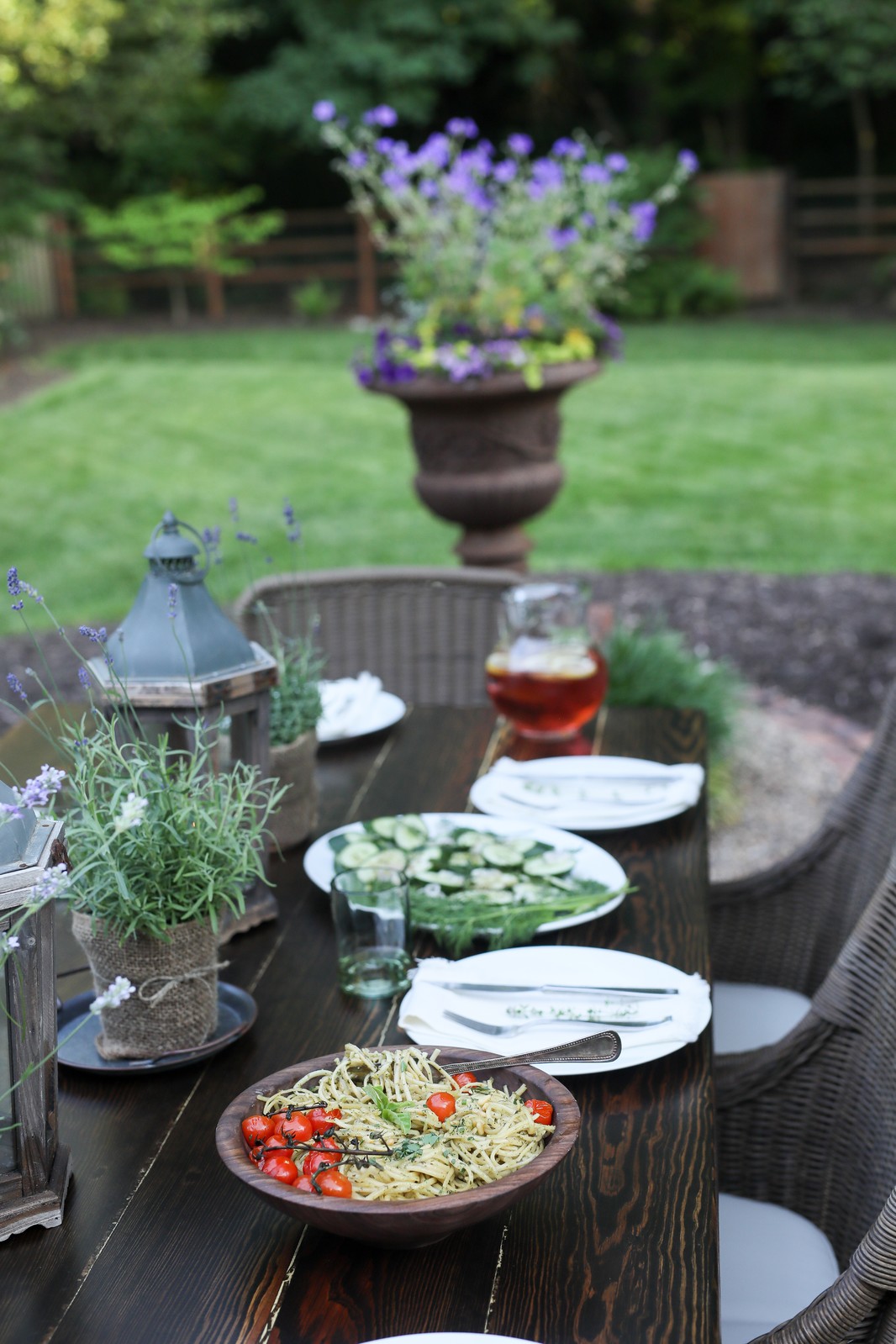 Backyard Dinner Party / D E S I G N L O V E F E S T » BACKYARD DINNER PARTY : For this dinner party i went with local local local: