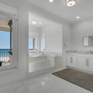 master%20bathroom%20on%203rd%20floor%20with%20double%20vanity%20and%20soaking%20tub-300?v=1