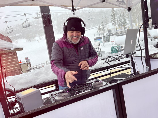 Fresh off the mountain, guests kept the party going on Venga Venga’s slope-side deck with Matt Kays. Photo by: Javi Garcia/DJ Javi G
