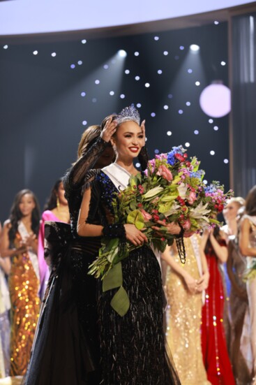 R'Bonney being crowned by Miss Universe 2022, Harnaaz Sandhu of India. 