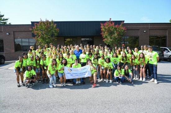 Rob Scheer of Comfort Cases in blue shirt with volunteers from Detek Jeters Turn 2 Foundation