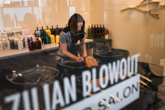 Tranquility behind glass: The enclosed shampoo lounge turns every rinse into a spa-worthy retreat.