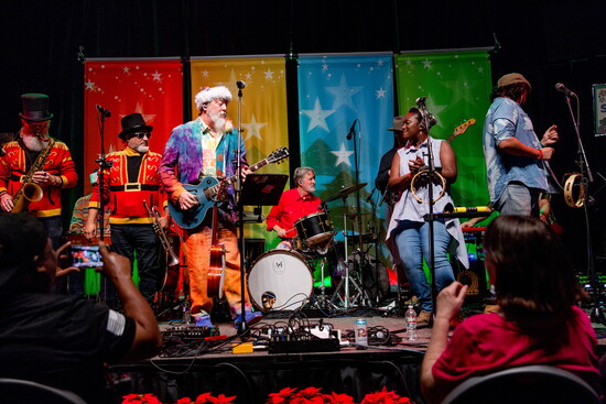 Shiny Ribs performs at the Bazaar. Image by Jennifer Ramos.