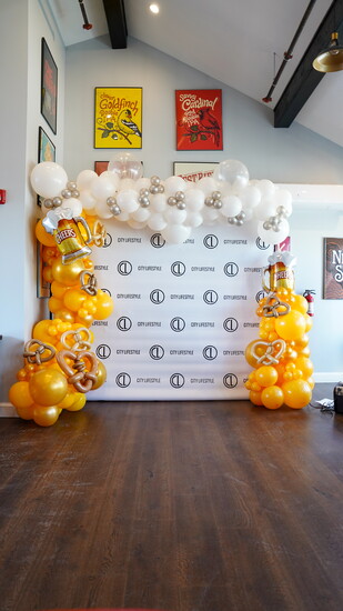The ballon arch, curtesy of Balloon Chica 
