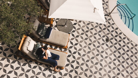 Bonding time by the Oceana pool