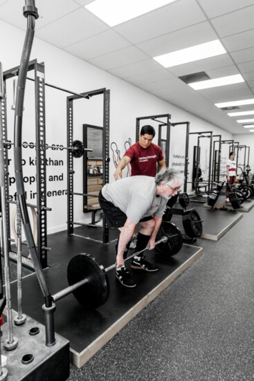 Pete assists Rob Underwood in his workout.