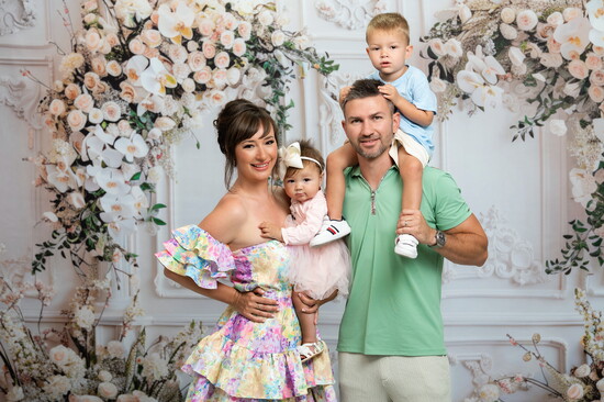 Elliza & Ian Dinev with their children 