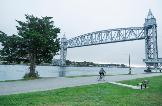 Explore Cape Cod’s briny seaports, sandy beaches, seafood, salt marshes, pine forests, and cranberry bogs on the 27.5-mile Cape Cod Rail Trail. 