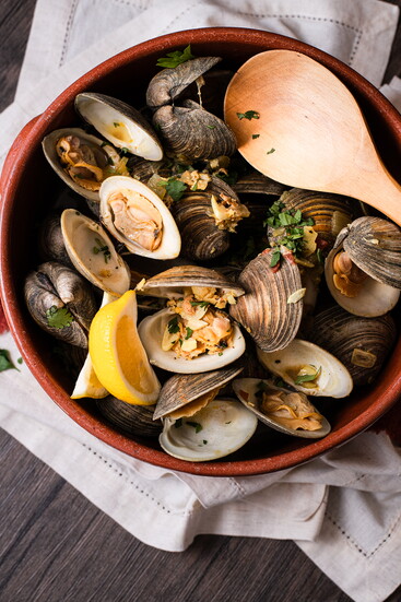 Chef Covas Rustic Clams, Photographer: Donna Castellano
