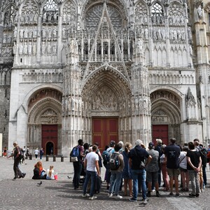 rouen%20cathedral%20exterior%20crowd-7979-300?v=1