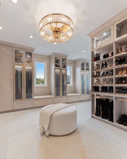 To create a glam aesthetic in the walk-in closet, Wittbrodt’s team mixed mirror and glass doors. Around the window are gold-painted aluminum frame doors with an