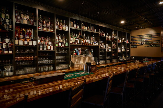 Step inside William Oliver’s, where rustic charm, craft beers, global whiskies, and bacon-forward bites create a cozy, conversation-filled retreat.