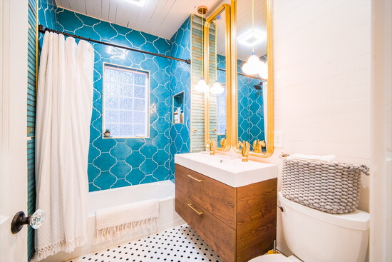 A beautiful bathroom in The Cullman Haus