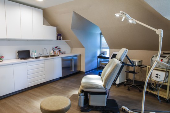 Non-invasive aesthetic procedure room.