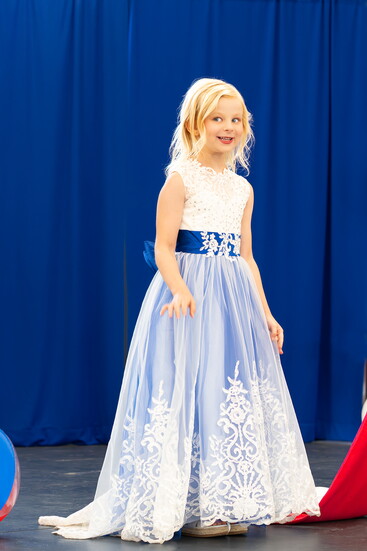 Contestant -White & Blue  theme