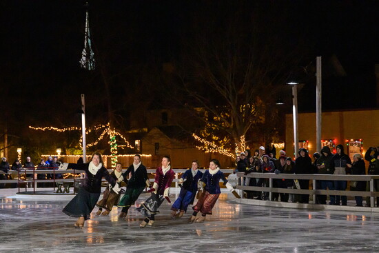 Siobhan Tully, Bethann Weick, Lydia Waldo, Caroline Mann, Jennifer Tondreau, and Katia Hrycry warm up the crowd