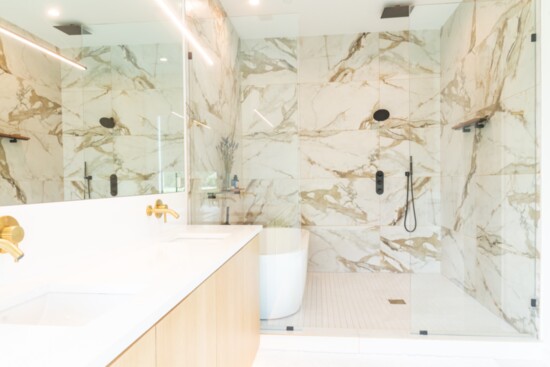 True to her preferences for minimalistic design, Harper’s bathroom features large tile and innovative cabinets that appear to be floating. 