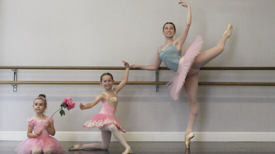 Alumni/Professional dancer Talia Lebowitz mentoring younger CDT students