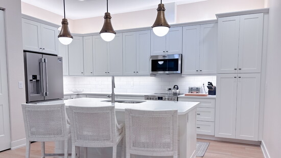 A kitchen fit for hosting guests and everyday meals shines with a new, bright design.