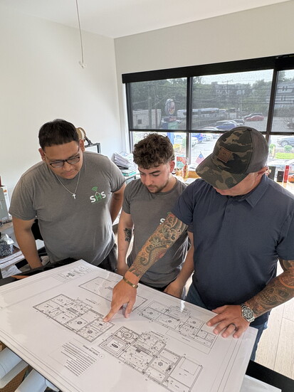 Tiziano Iannitelli shows his team a project plan.
