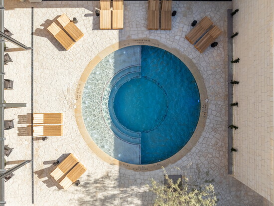 The property features a pool, multiple on-site restaurants and bars, a full-service spa, and on-site valet parking. Photo by Dillon Magnusson