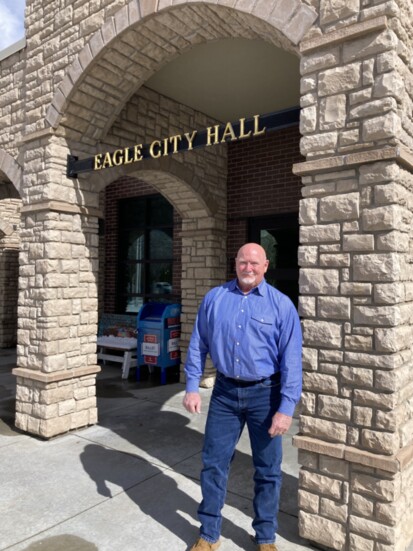 Mayor Pike welcomes people to visit City Hall.