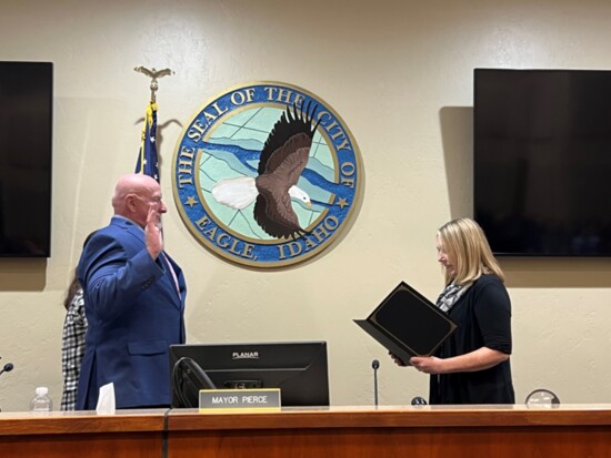 Mayor Pike being sworn in January 2024.