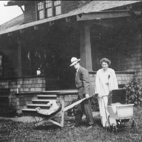 G.P. Putnam, Dorothy and David (in buggy) in front of their Bend home.