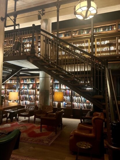 Hotel Emma Library