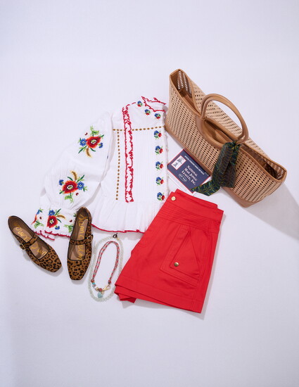 Blouse: Chosen. Shorts, tote bag, shoes and necklaces: Ellett. Tote scarf: Lyon Roark.