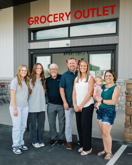 The Esh Family (L-R) Carolyn, Bethany, John, Rueben, Martha, Kierra, and Talitha.