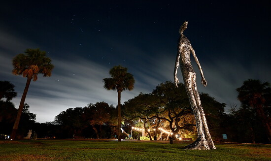 The grounds of Laguna Gloria at night. Photo by Maxx Parten/Wikimedia.