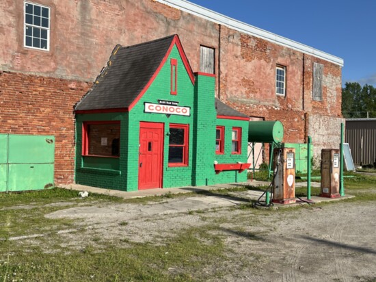 Route 66 roadside oddities include Catoosa's Blue Whale, Miami's Waylan's Ku Ku Burger, Chelsea's Totem Pole Park, and Arcadia's Round Barn.