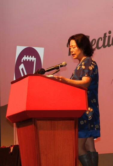 Amy Huh, Redondo Beach Council PTA President, presents the Outstanding Administrator Award.