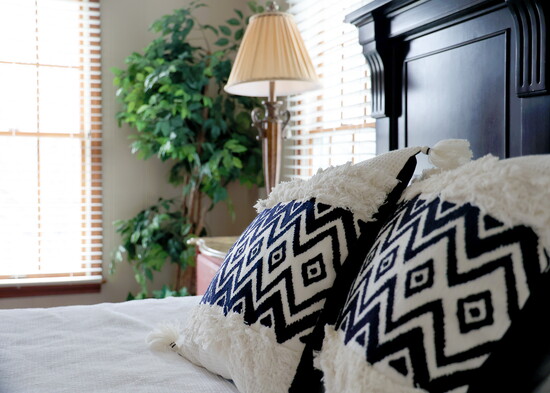 A cozy room inside the farmhouse at Arlie’s Farm offers a warm and inviting space for relaxation. 