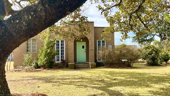 The Fairhope Center for the Writing Arts sponsors a writer-in-residence program.