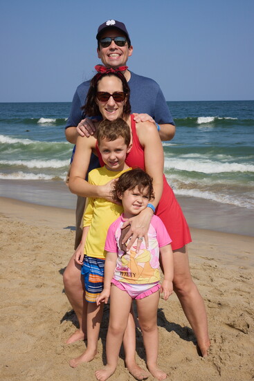 Shari hits the beach with her family